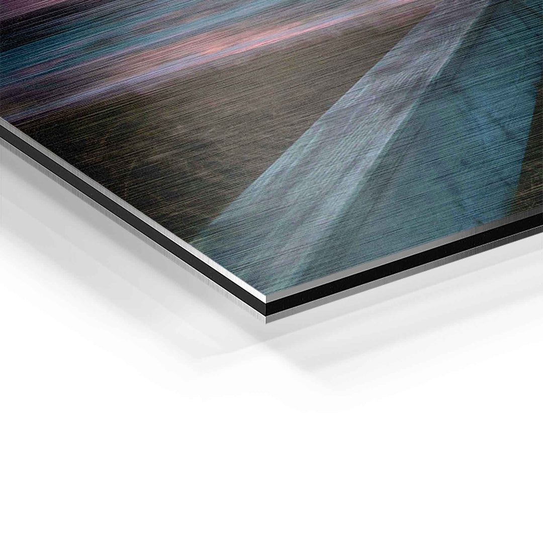 Detailaufnahme eines Wandbilds auf gebürstetem Aluminium mit Meeresmotiv bei Sonnenuntergang