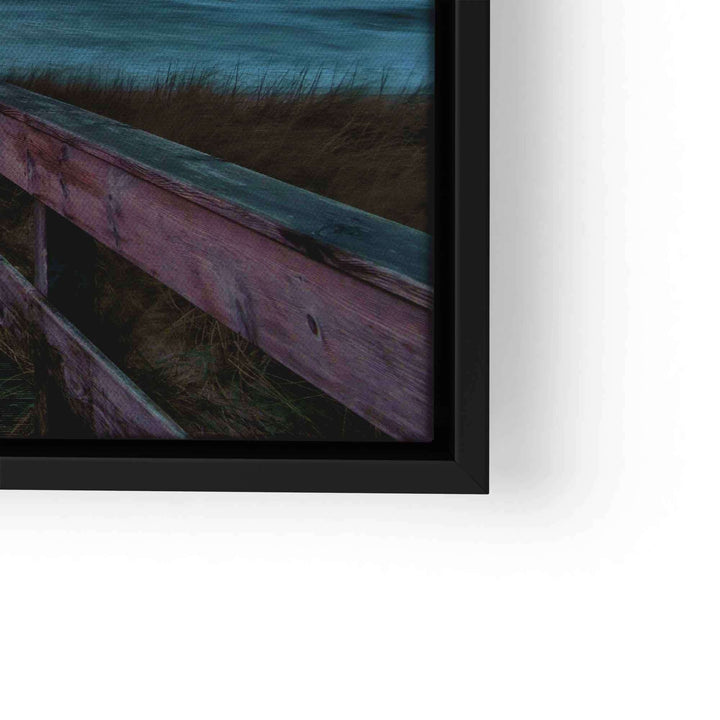 Detail einer Leinwand mit Holzsteg am Meer und Gräsern bei Sonnenuntergang
