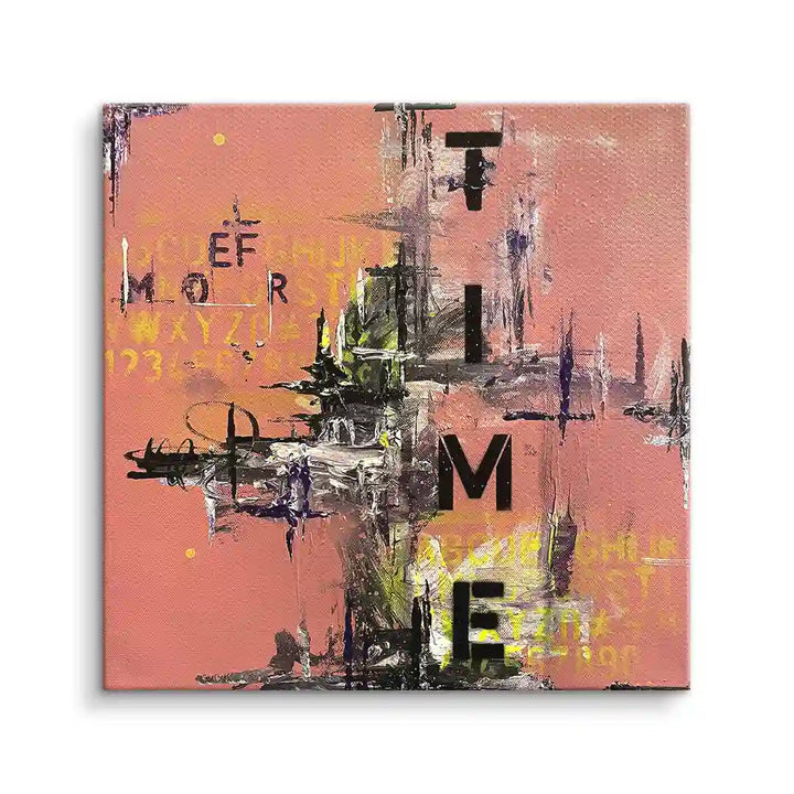 Abstraktes Wandbild mit rosa Hintergrund, schwarzen und gelben Schriftzügen, moderner Kunststil