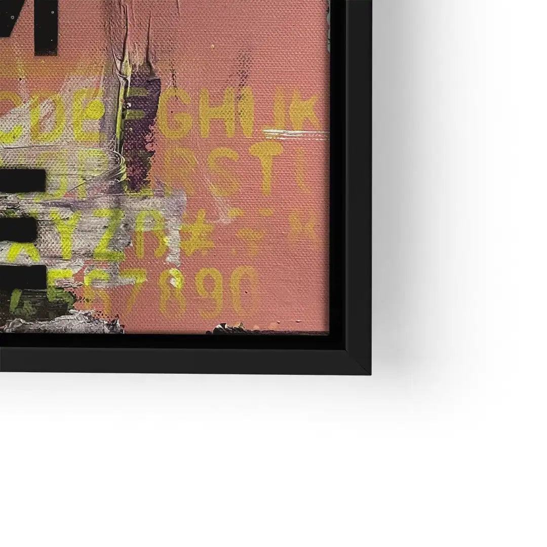 Abstraktes Wandbild mit Buchstaben und Zahlen in Gelb auf rosa Hintergrund in schwarzem Rahmen