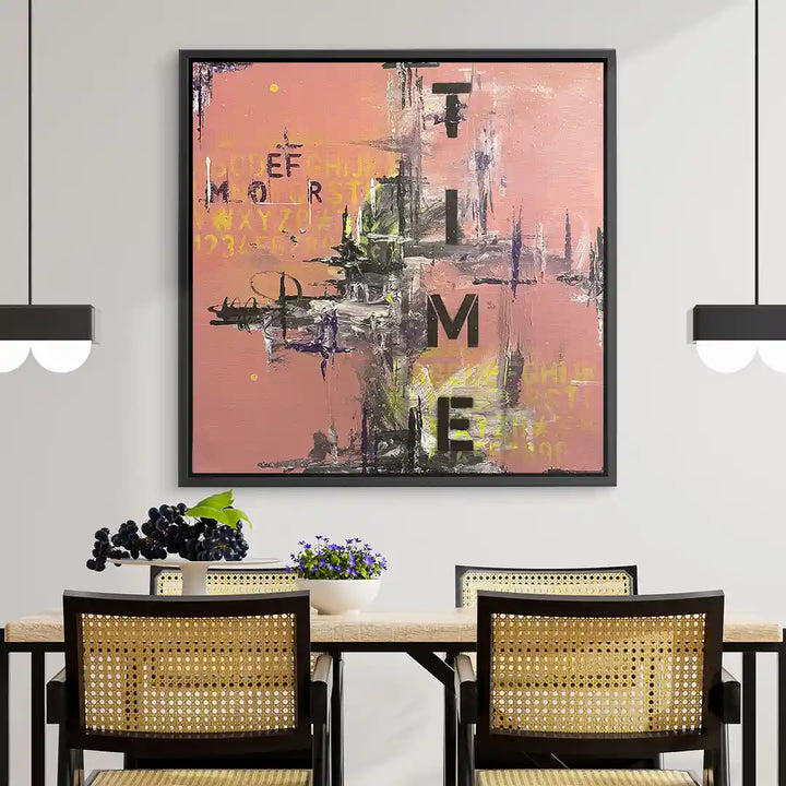 Abstraktes Wandbild mit dem Wort TIME auf rosafarbenem Hintergrund im modernen Esszimmer