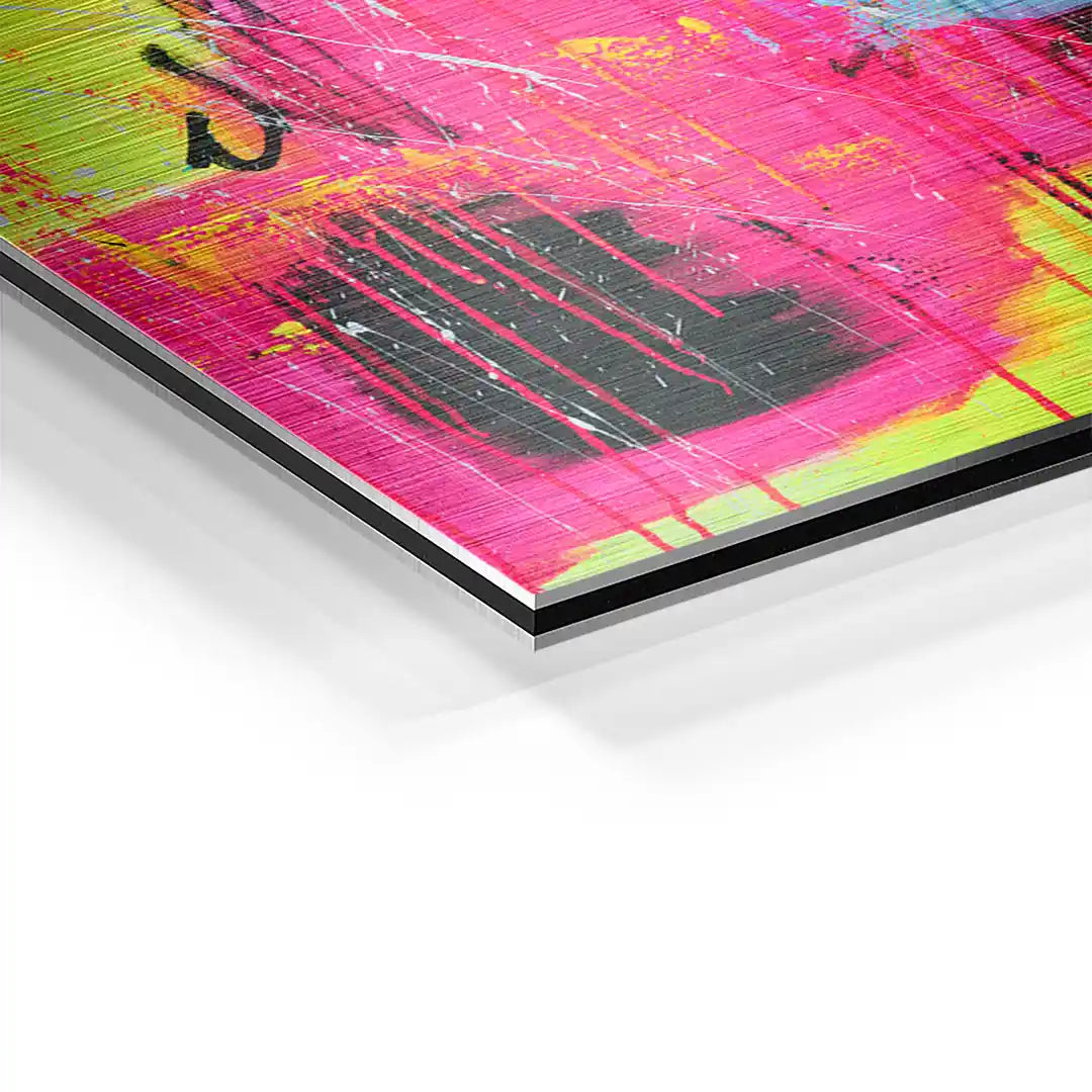 Detail eines bunten Wandbilds mit Schriftzug, pink-gelbe Farben, moderner Kunstdruck