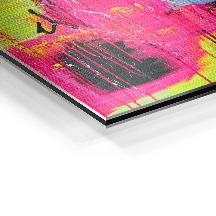 Detail eines bunten Wandbilds mit Schriftzug, pink-gelbe Farben, moderner Kunstdruck