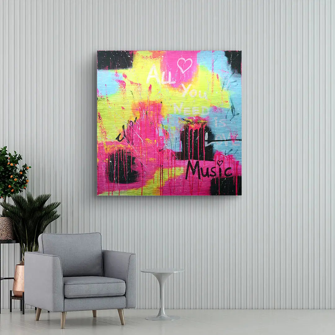 Buntes Wandbild mit Schriftzug All You Need Is Music im modernen Wohnzimmer, Pop Art Stil