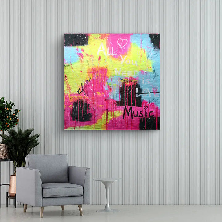 Buntes Wandbild mit Schriftzug All You Need Is Music im modernen Wohnzimmer, Pop Art Stil