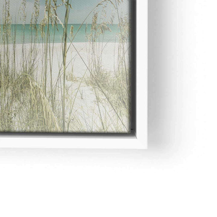 Wandbild mit Dünen, Strand und Meer in sanften Farben im weißen Rahmen