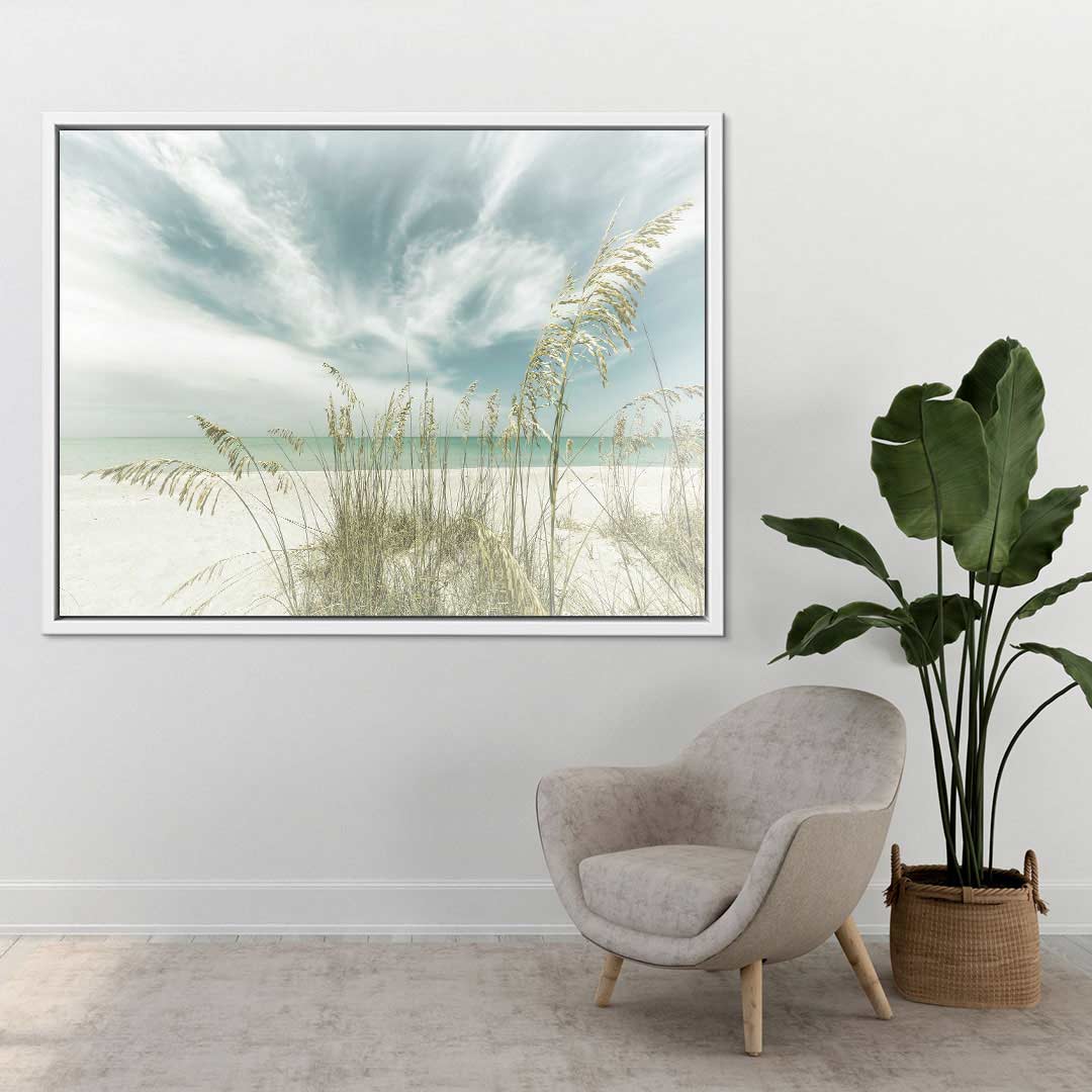 Wandbild mit Strandmotiv, Dünengras und wolkigem Himmel im modernen Wohnzimmer