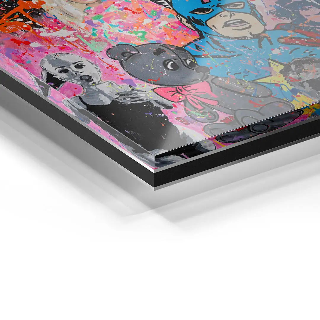 Detailfoto eines bunten, modernen Acrylglas-Wandbilds mit Pop Art Comic Figuren auf farbigem Hintergrund