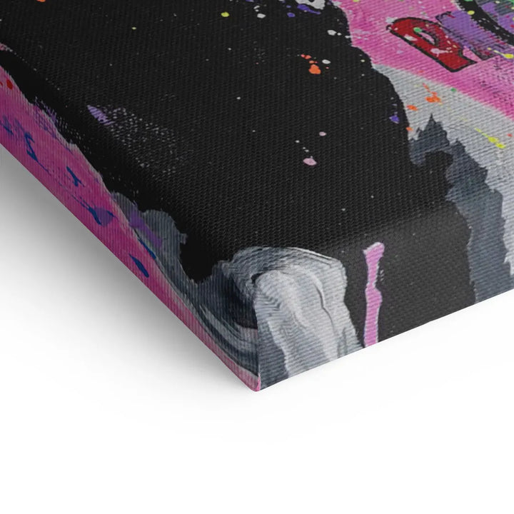 Detailansicht eines bunten Wandbilds auf Leinwand mit schwarzer, rosa und grauer abstrakter Kunst