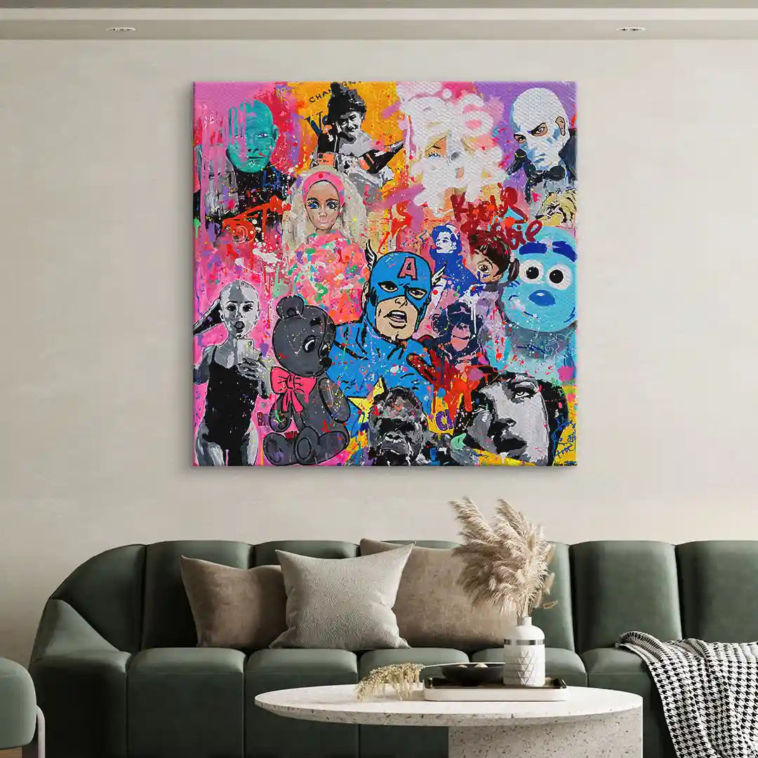 Buntes Pop Art Wandbild mit Comic- und Filmfiguren über Sofa im modernen Wohnzimmer