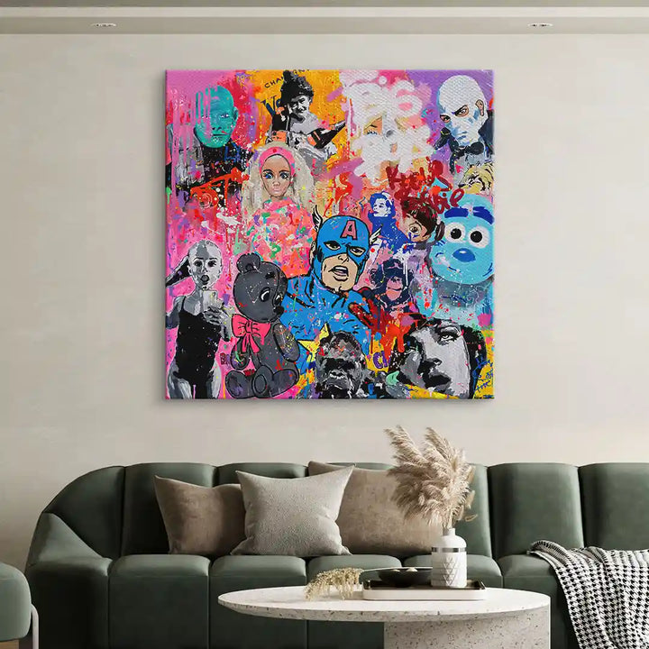 Buntes Pop Art Wandbild mit Comic- und Filmfiguren über Sofa im modernen Wohnzimmer