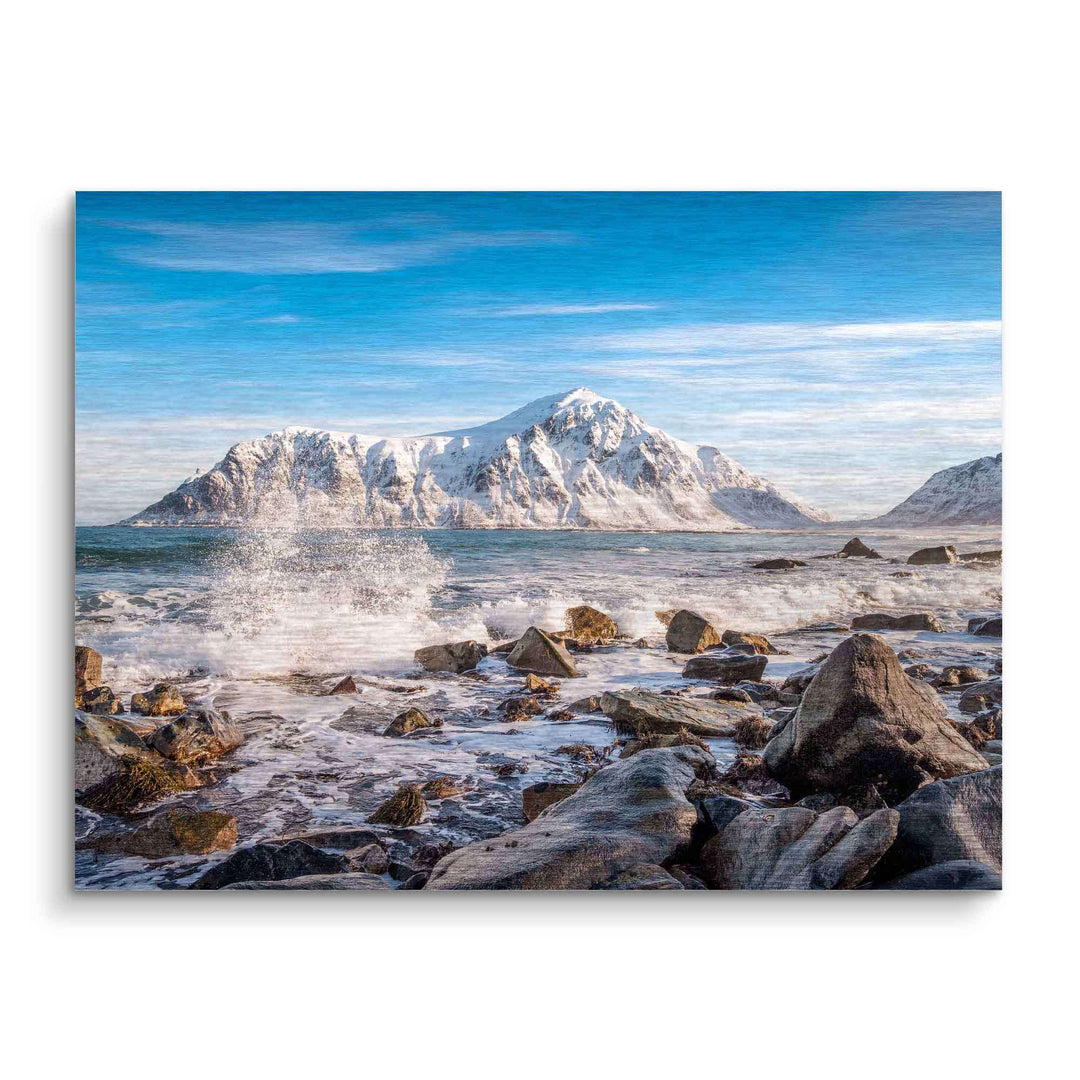 Wandbild mit arktischer Landschaft, schneebedeckten Bergen und Wellen am Felsenstrand