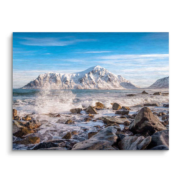 Wandbild mit arktischer Landschaft, schneebedeckten Bergen und Wellen am Felsenstrand