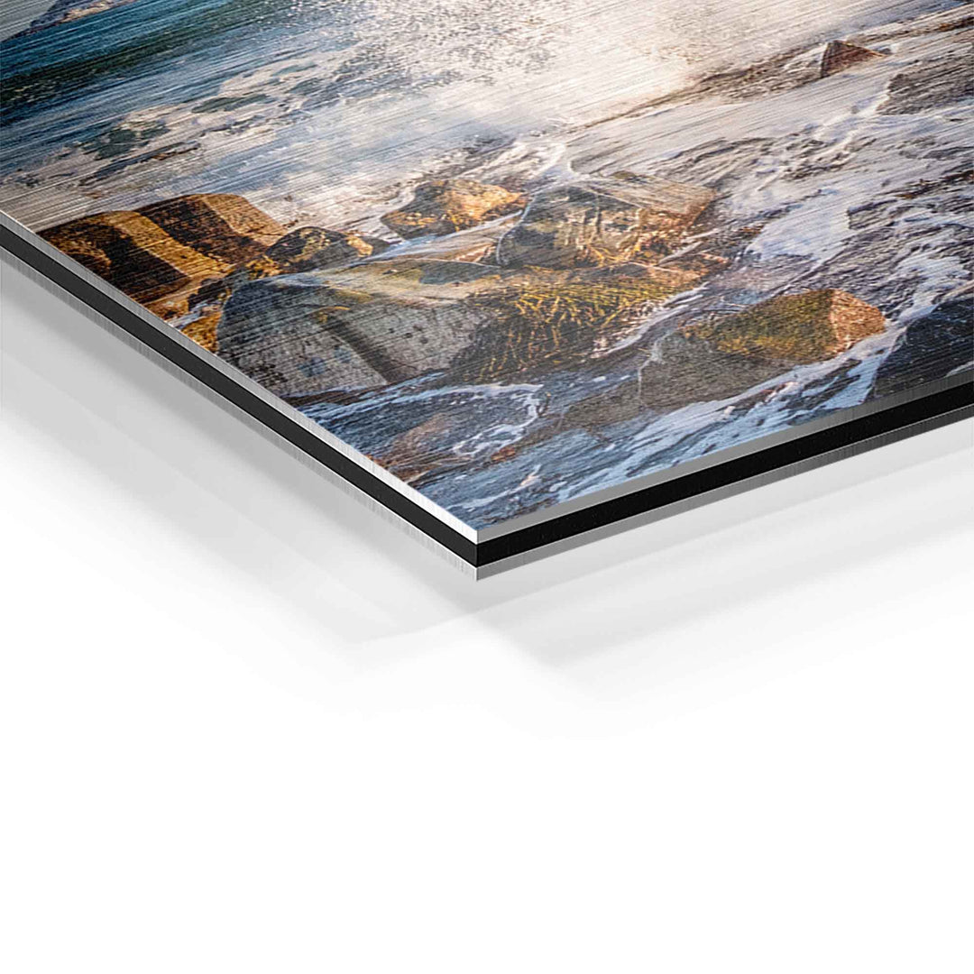 Detailansicht Wandbild mit Meereswellen und Felsen auf gebürstetem Aluminium