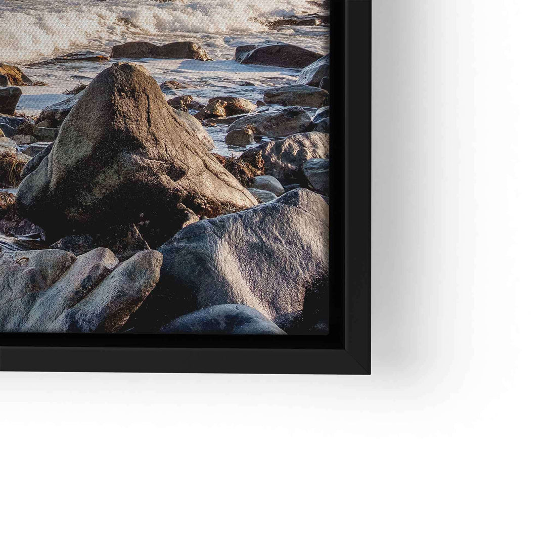 Detail eines Wandbilds mit Meereswellen und Felsen, Naturkunst auf Leinwand mit Rahmen