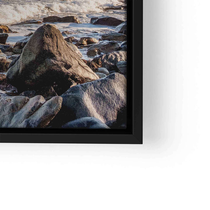 Detail eines Wandbilds mit Meereswellen und Felsen, Naturkunst auf Leinwand mit Rahmen