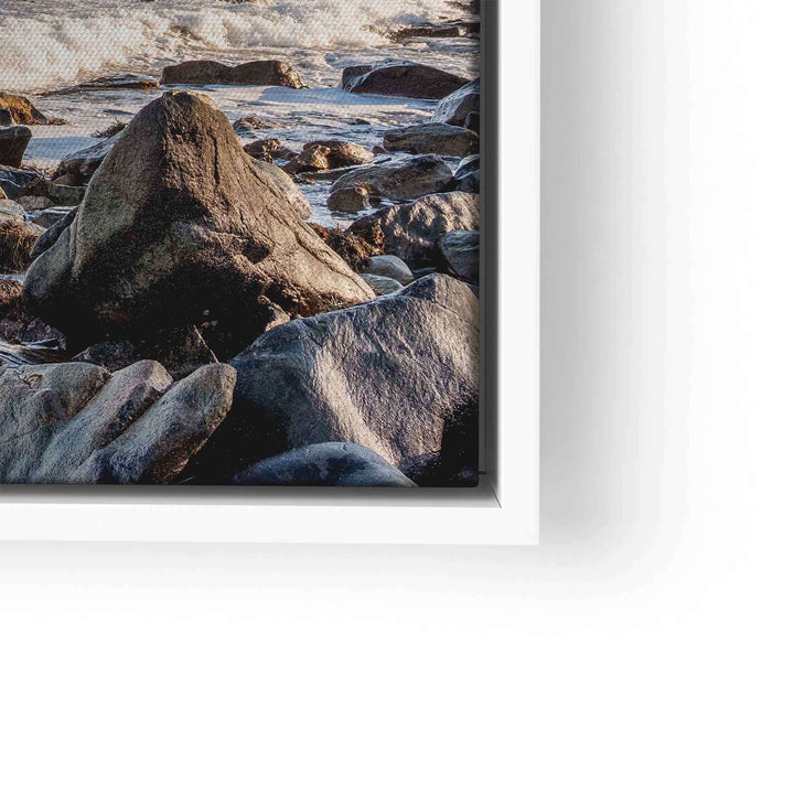 Wandbild mit Felsen am Meer, Wellen und Küstenlandschaft auf Leinwand im weißen Rahmen