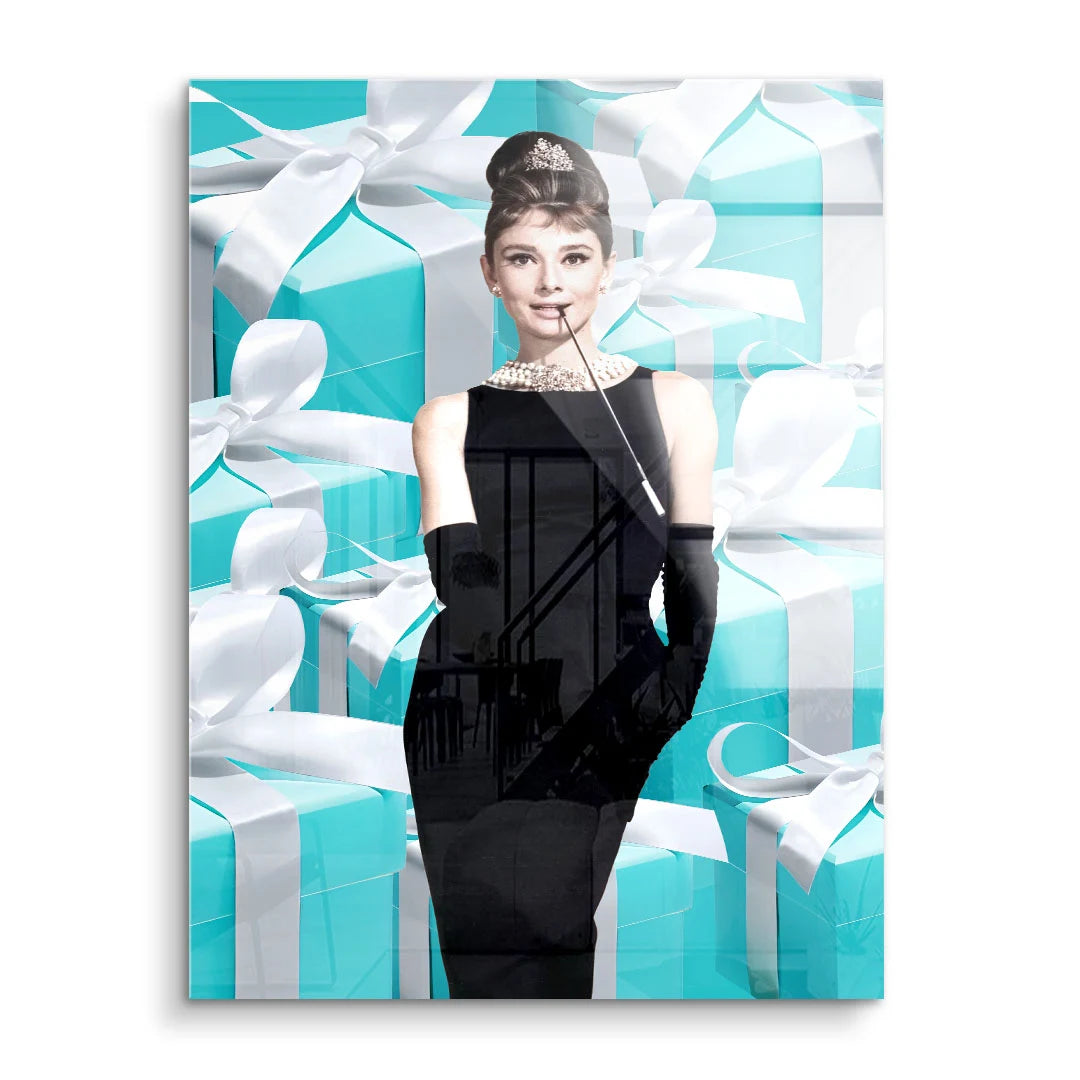 Wandbild mit stilvoller Frau im schwarzen Kleid vor türkisfarbenen Geschenkboxen