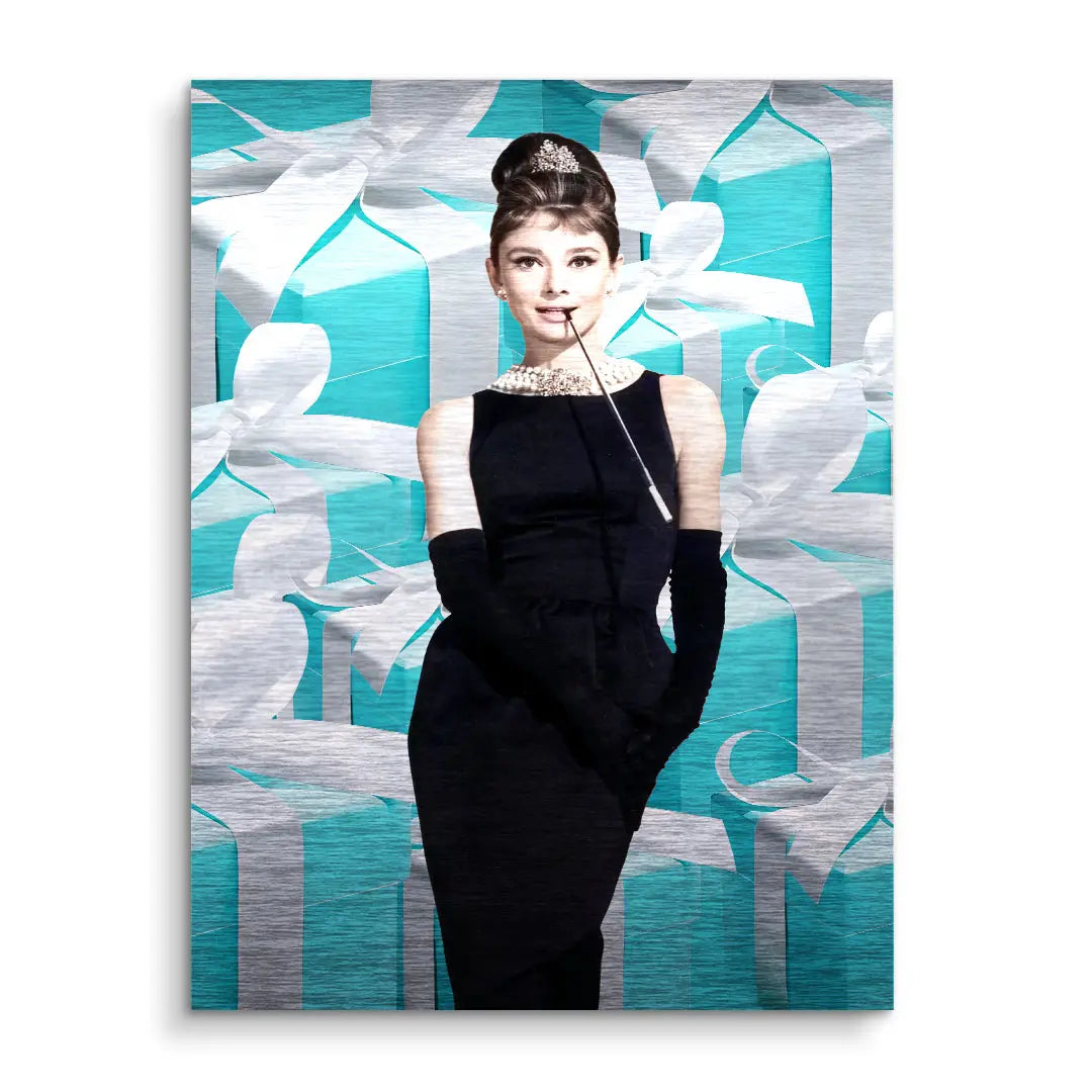 Wandbild mit eleganter Frau im schwarzen Kleid vor türkisfarbenen Geschenken im Pop Art Stil