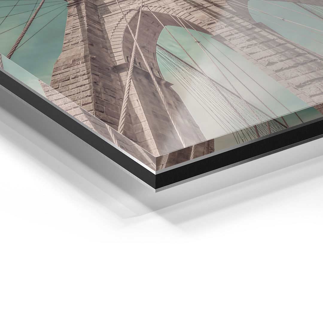 Detail eines Wandbilds auf Acrylglas mit Architekturmotiv einer großen Brücke
