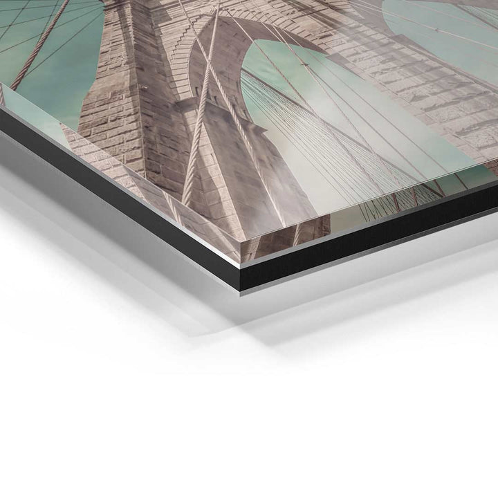 Detail eines Wandbilds auf Acrylglas mit Architekturmotiv einer großen Brücke
