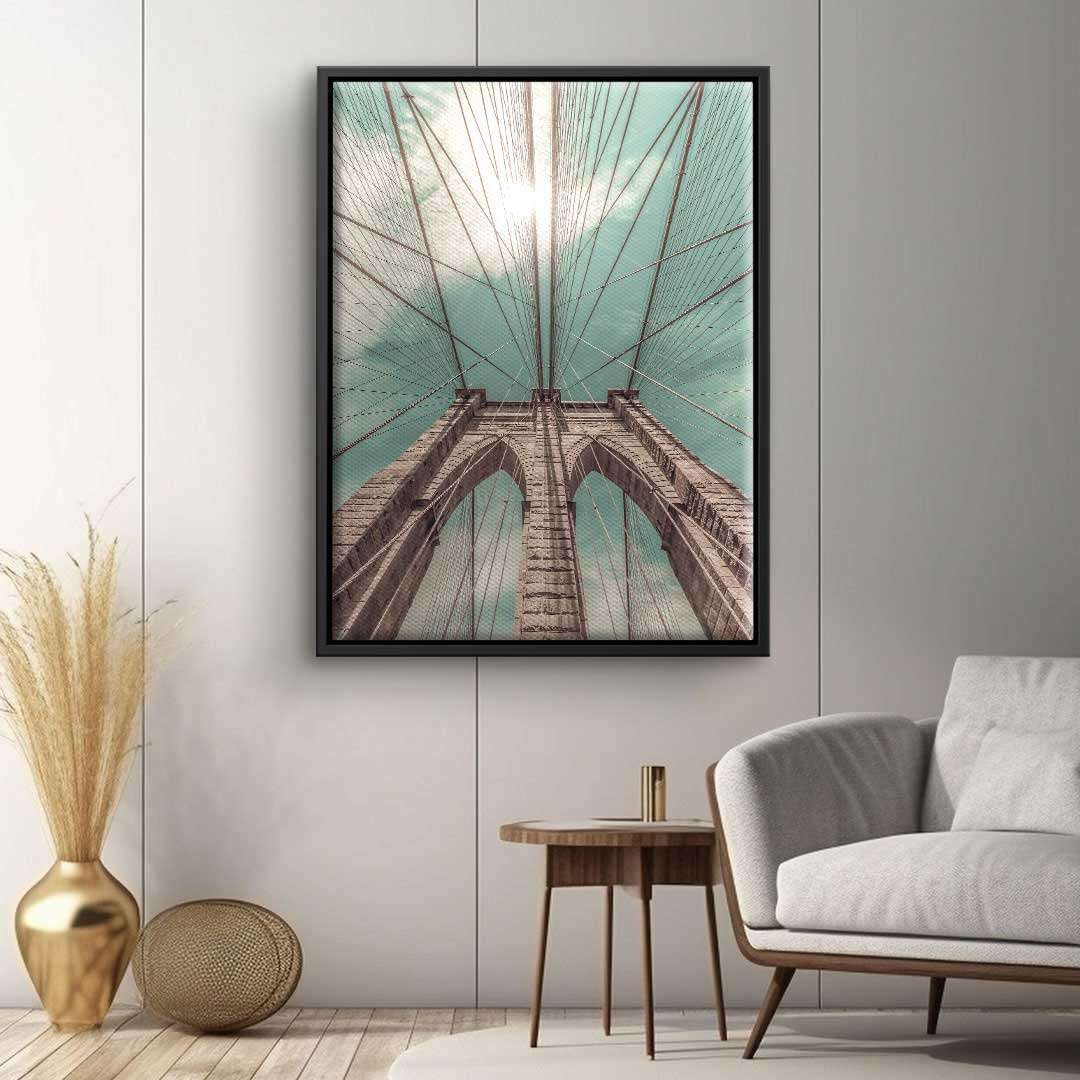 Modernes Wandbild mit Brückenmotiv in stilvollem Wohnzimmer, Seile vor Himmel