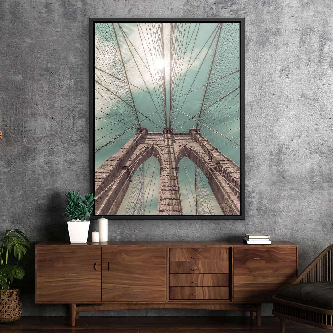 Modernes Wandbild mit Brückenmotiv und Seilen, aufgehängt über Holzkommode im Wohnzimmer