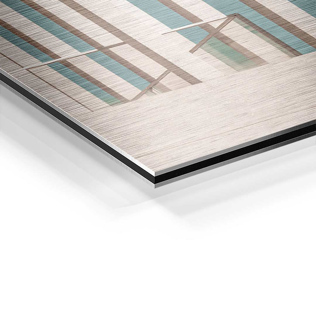 Detailansicht eines modernen Wandbilds auf Aluminium mit geometrischem Muster in Blau und Braun