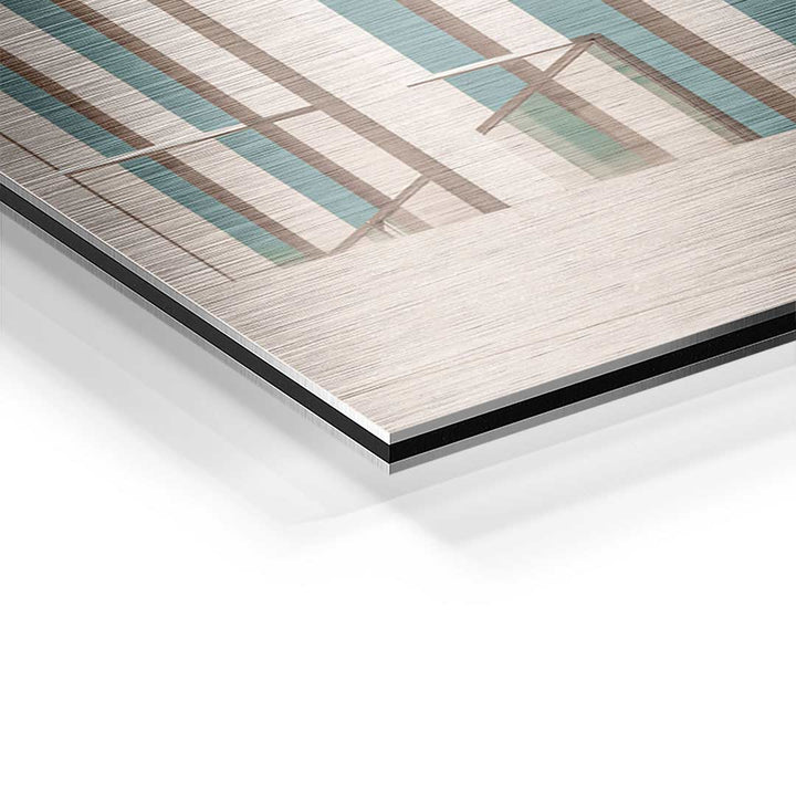 Detailansicht eines modernen Wandbilds auf Aluminium mit geometrischem Muster in Blau und Braun