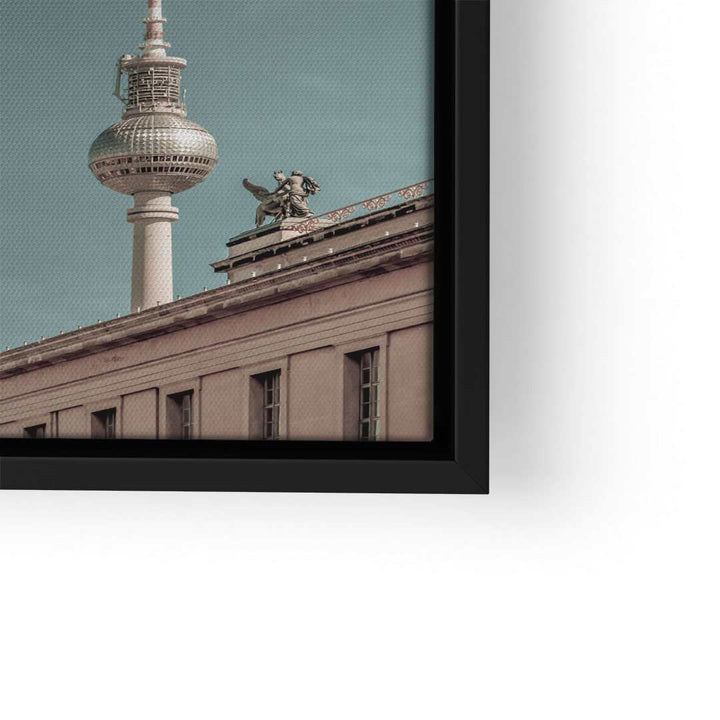Modernes Wandbild mit Berliner Fernsehturm und klassischem Gebäude auf Leinwand