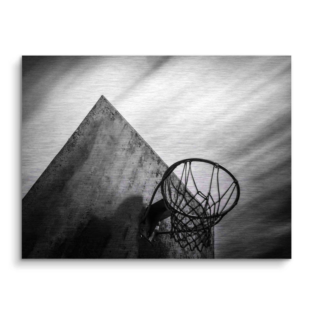 Schwarzweiß Wandbild mit Basketballkorb und Betonwand, moderner Industrial Stil
