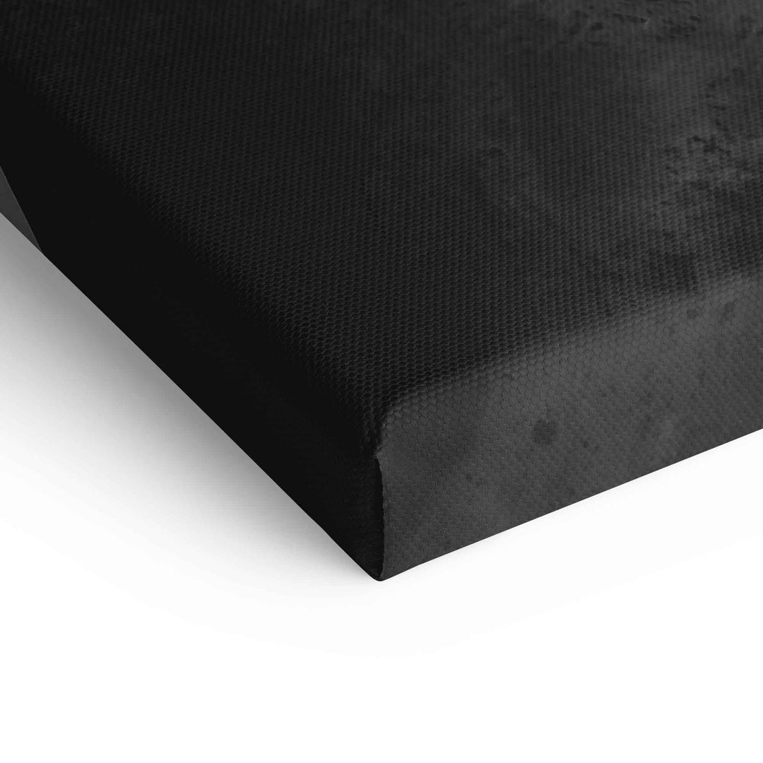Nahaufnahme einer strukturierten schwarzen Leinwandkante eines Wandbildes auf weißem Hintergrund