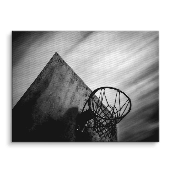 Schwarzweiß Wandbild Basketballkorb vor Betonwand, modernes Leinwandbild