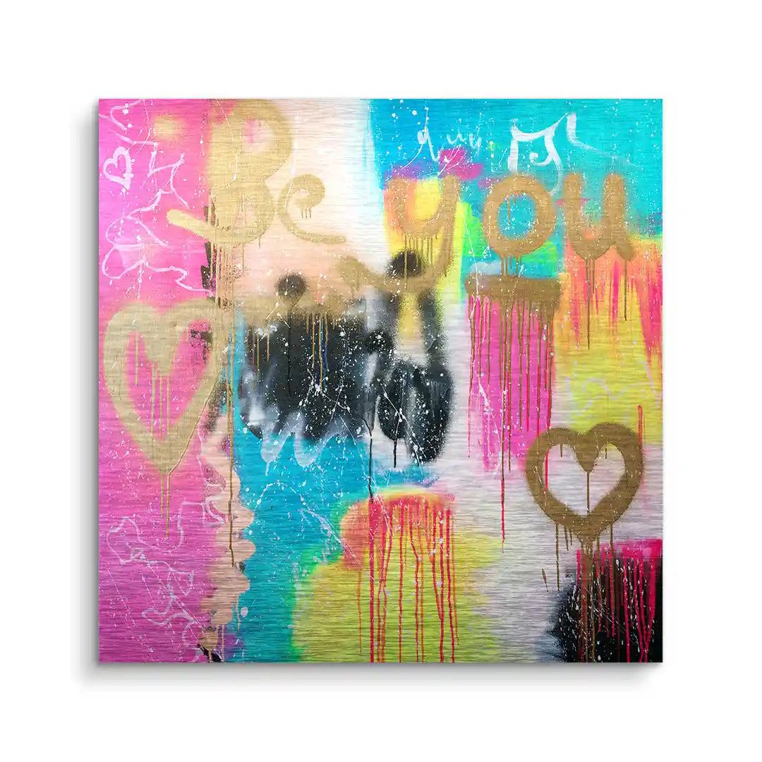 Buntes Wandbild im Graffiti-Stil mit goldener Aufschrift "Be you" und Herzen, moderne Kunst