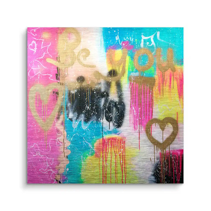 Buntes Wandbild im Graffiti-Stil mit goldener Aufschrift "Be you" und Herzen, moderne Kunst