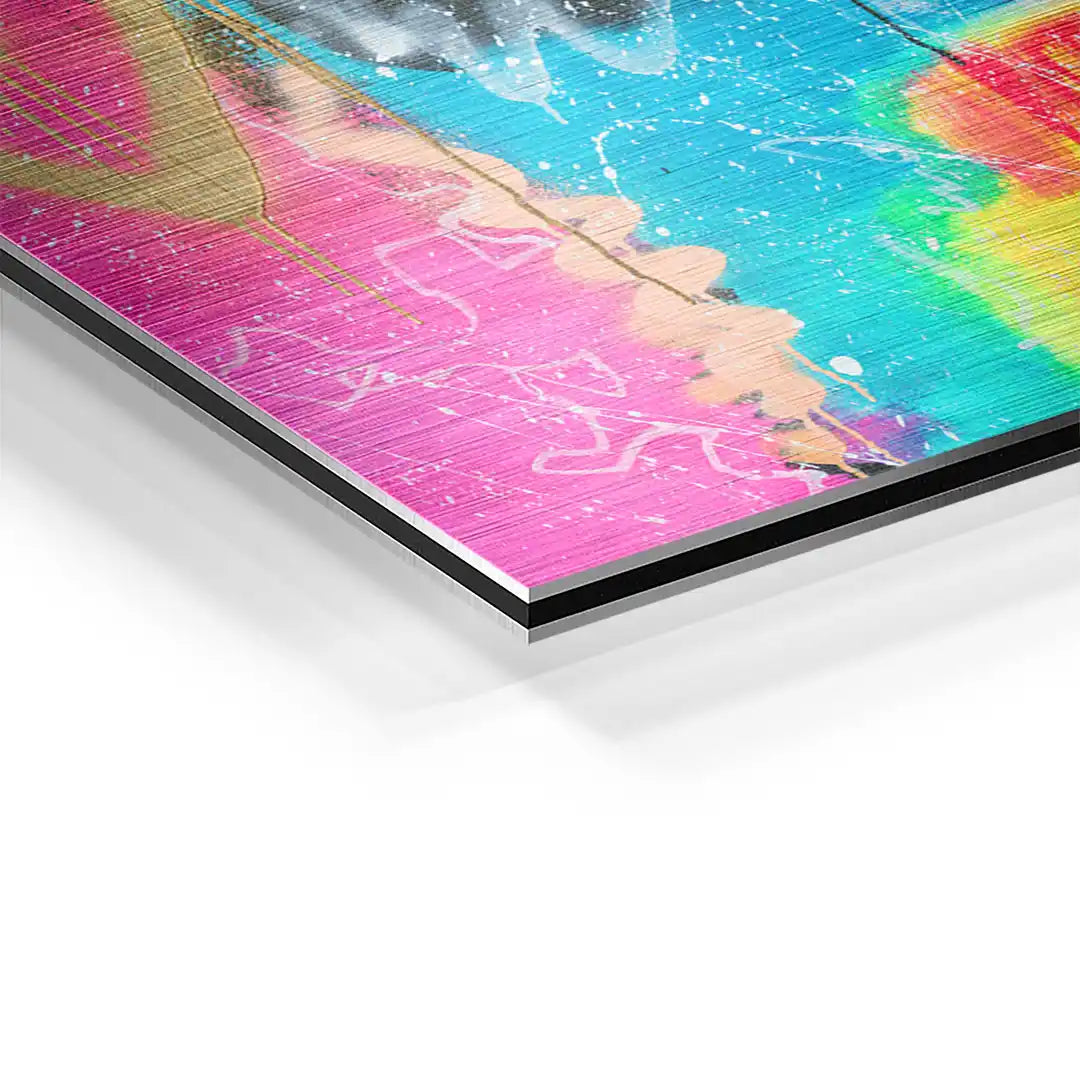 Detailaufnahme eines modernen Wandbilds auf Aluminium mit buntem abstrakten Farbverlauf