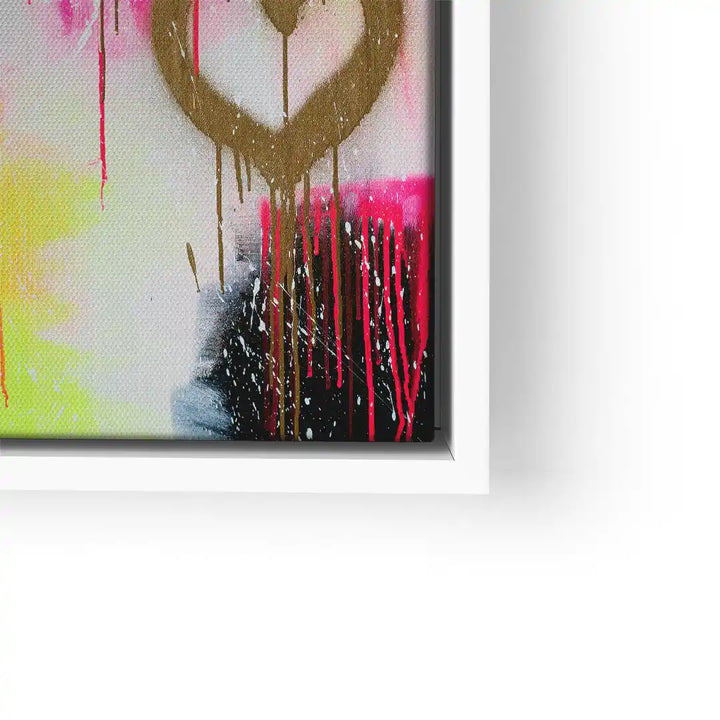 Modernes Wandbild mit goldenem Herz, bunten Farbspritzern und weißem Rahmen