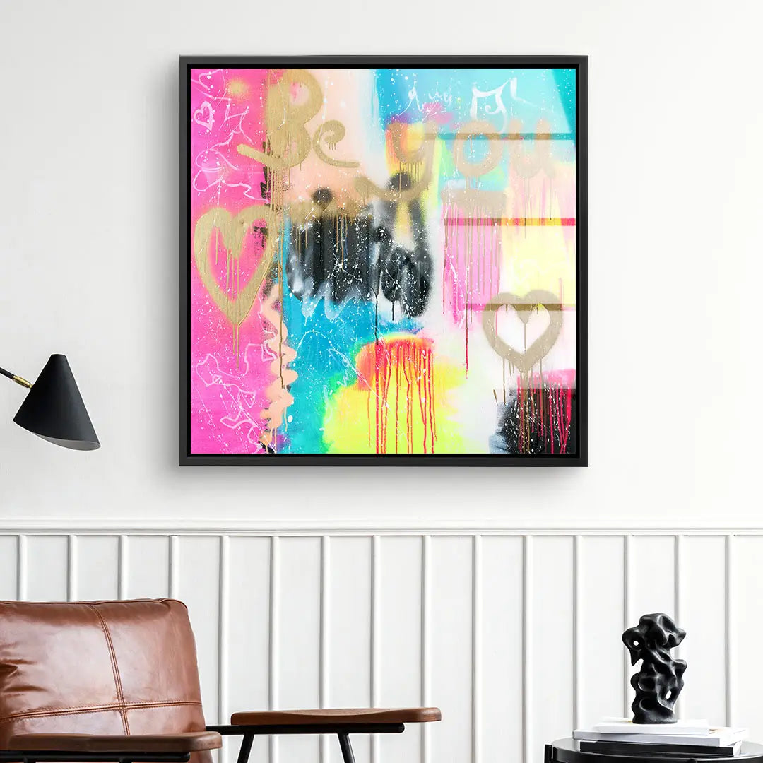 Modernes Wandbild mit farbenfroher Streetart, goldener Schriftzug Be You und Herzsymbolen