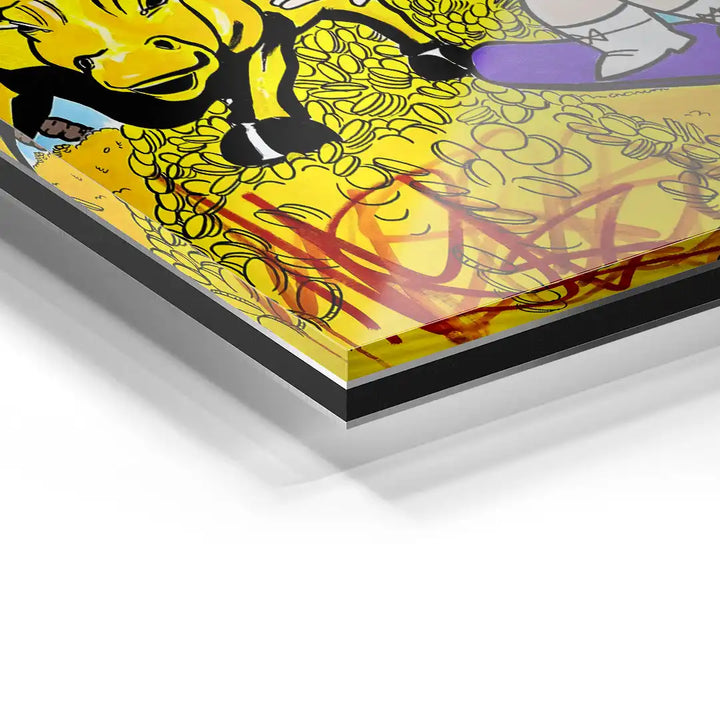 Detail eines bunten Acrylglas-Wandbilds mit gelber Kuh, Münzen und Graffiti-Elementen