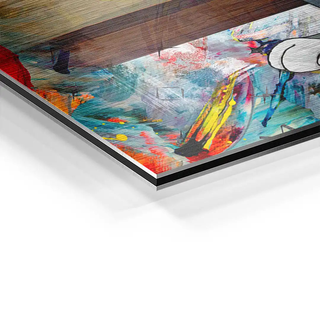 Detail einer modernen, bunten Wandbild-Kunst auf gebürstetem Aluminium mit abstrakten Farben