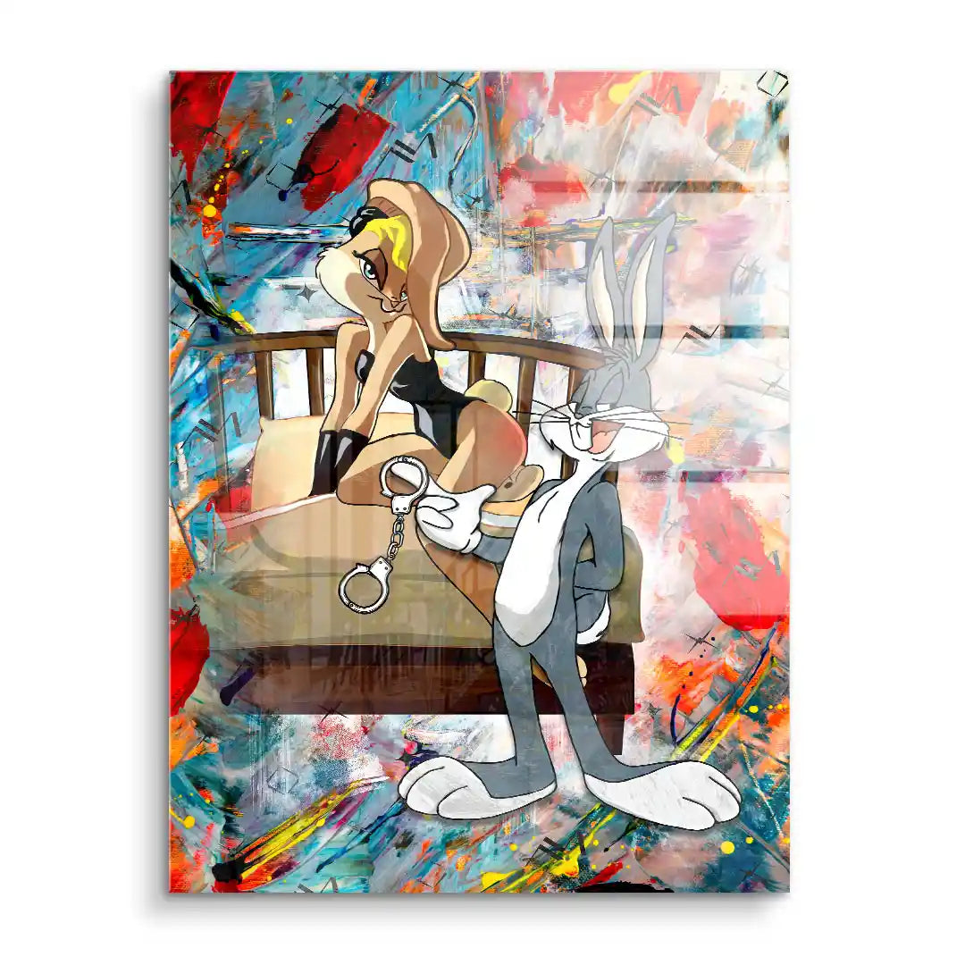 Buntes Wandbild mit zwei Comic-Hasen, einer hält Handschellen, auf abstraktem Hintergrund