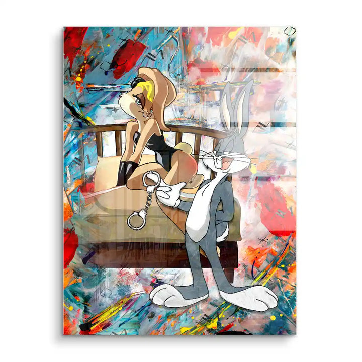 Buntes Wandbild mit zwei Comic-Hasen, einer hält Handschellen, auf abstraktem Hintergrund