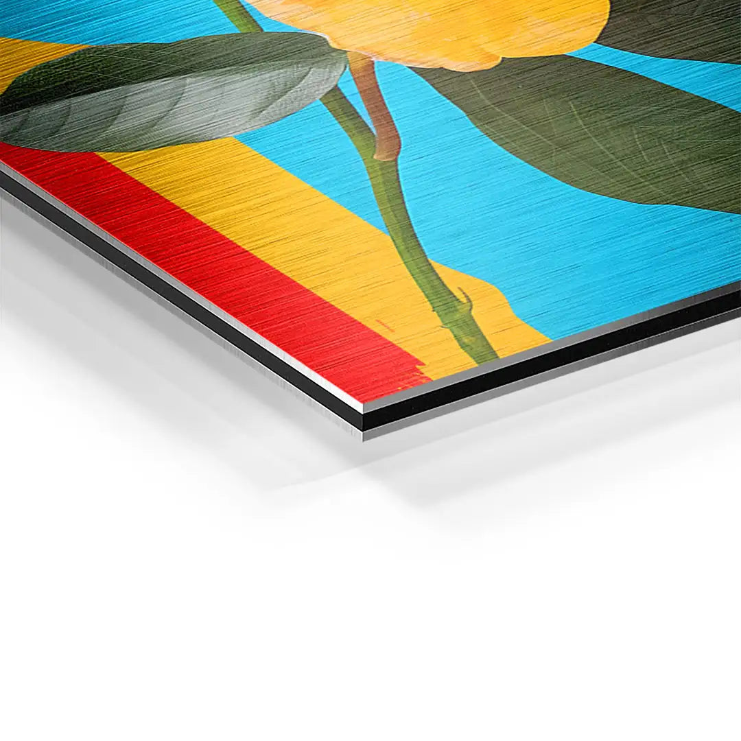 Detailaufnahme Wandbild auf Aluminium mit gelber Blume, grünem Blatt und buntem Hintergrund