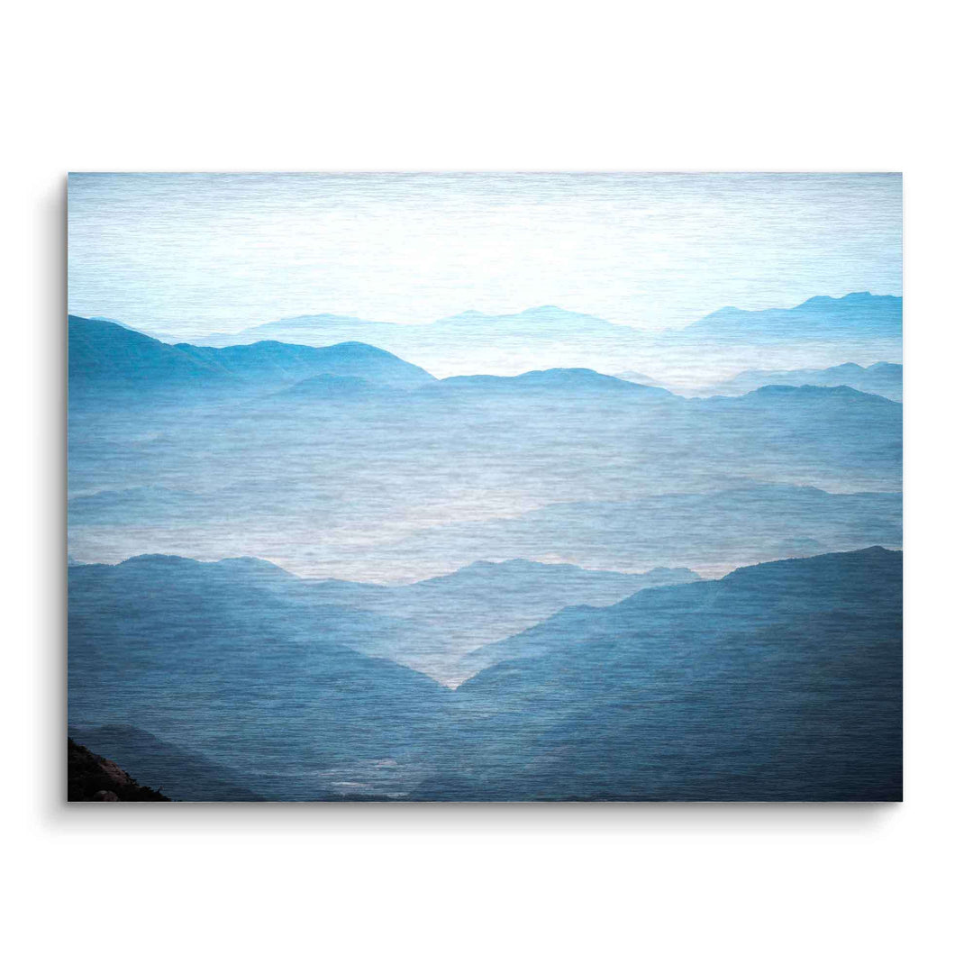 Wandbild mit blauen Bergen, sanftem Nebel, blauem Himmel und leichten Wolken