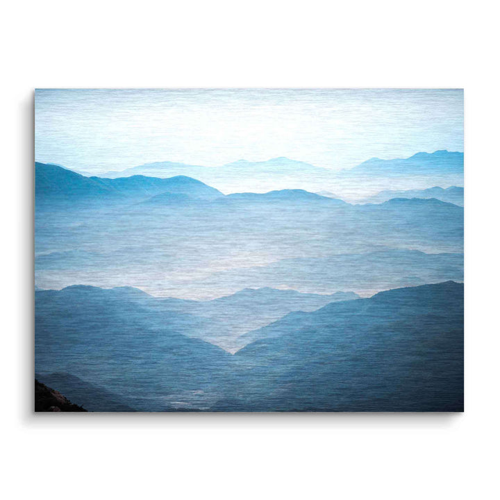 Wandbild mit blauen Bergen, sanftem Nebel, blauem Himmel und leichten Wolken