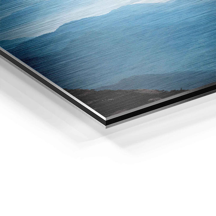 Detailansicht Wandbild Berge mit blauem Himmel und Wolken auf Aluminium, gebürstete Oberfläche
