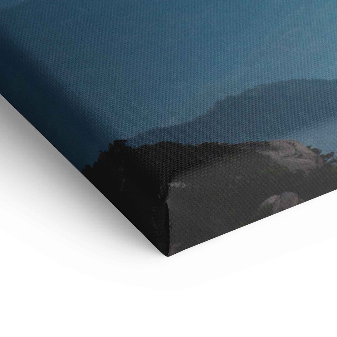 Detailaufnahme Leinwandbild Berge mit blauem Himmel und Wolken, hochwertige Struktur