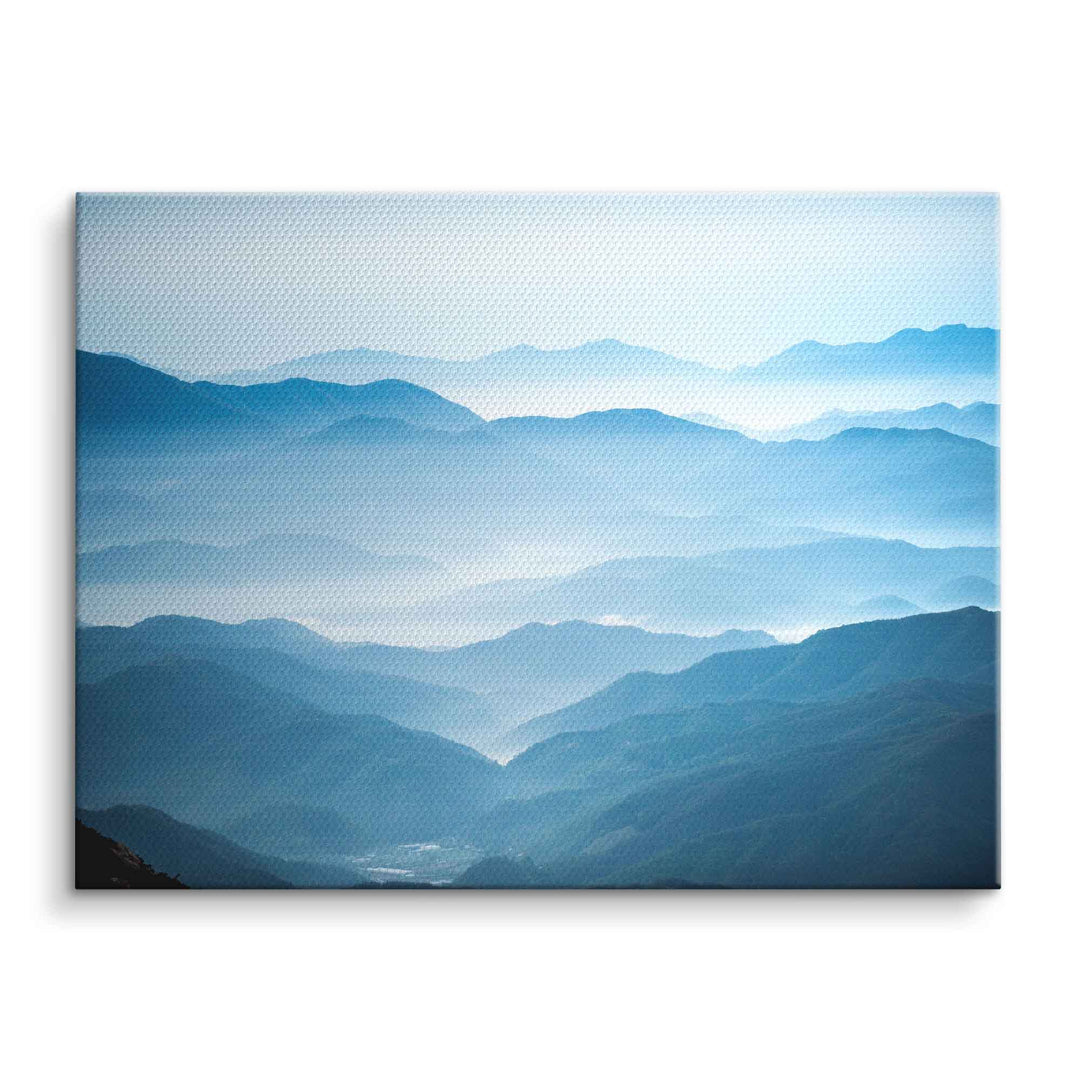Leinwandbild mit blauen Bergen, Nebel, Himmel und Wolken für moderne Wanddekoration