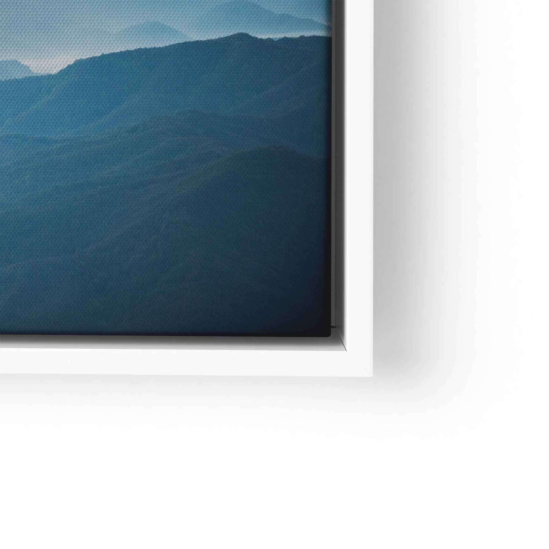 Wandbild mit blauen Bergen, Himmel und weißen Wolken, moderner Kunstdruck im Rahmen