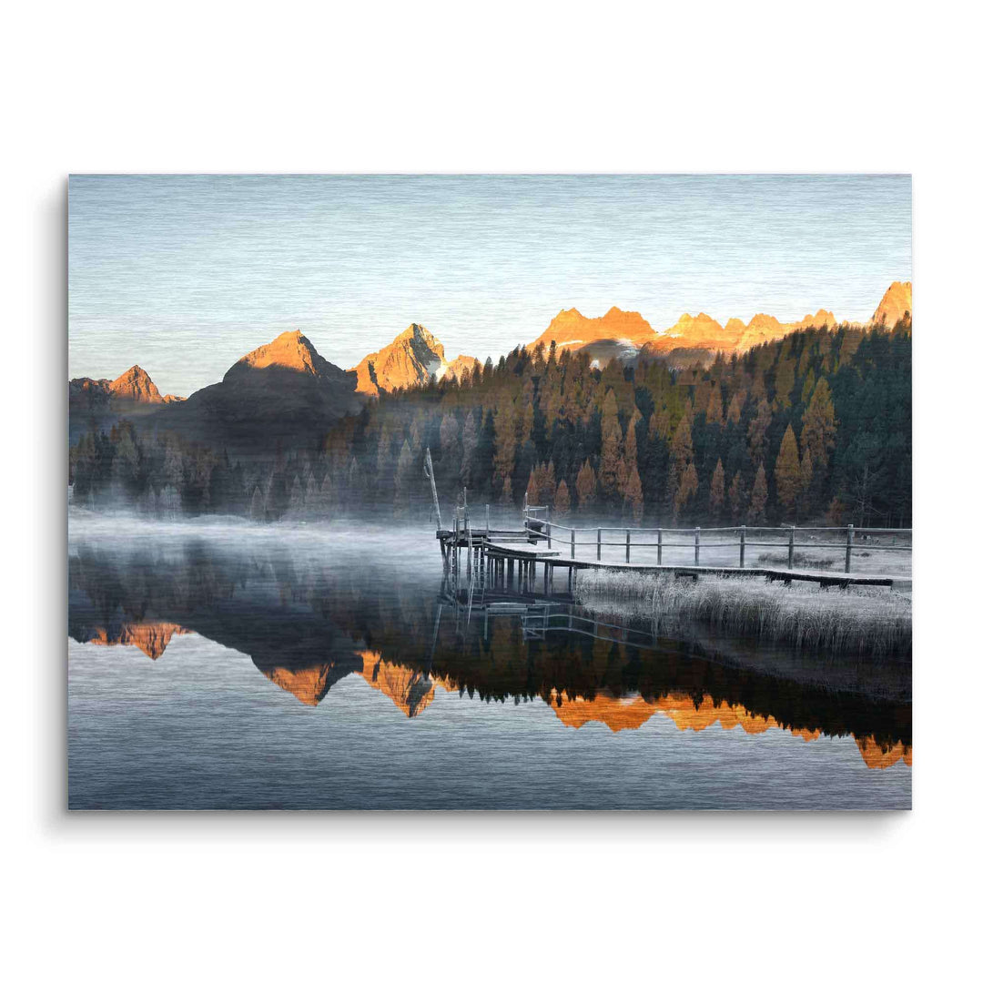 Wandbild mit Bergsee im Sonnenuntergang, Steg, Spiegelung, Natur, Alpenlandschaft